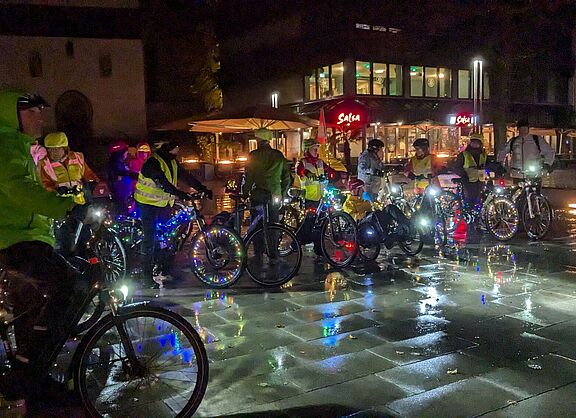 Auch der anhaltende Regen konnte die Radler nicht von der Laternentour abhalten.