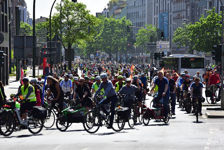 Viele Radfahrende in Düsseldorf - Zubringer zum Landtag NRW Viele Radfahrende biegen bei einer Fahrraddemo in Düsseldorf ini die Kurve