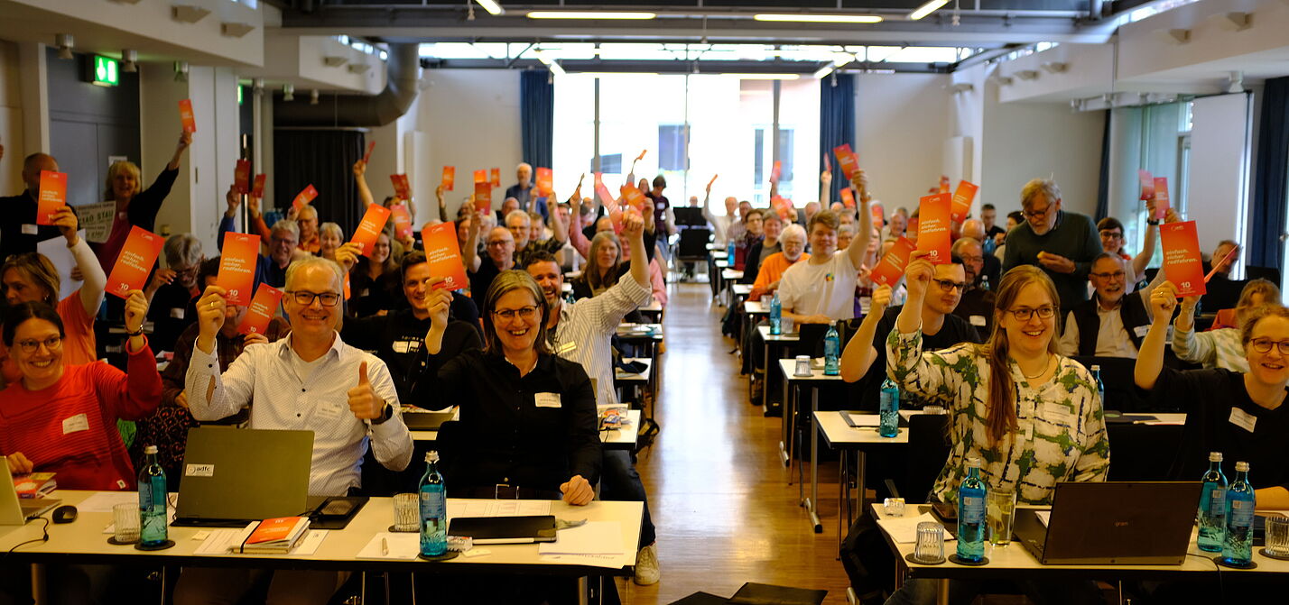 Die Delegierten jubeln zum Kampagnenstart bei der Landesversammlung 2026 am 18. April 2026 in Münster.