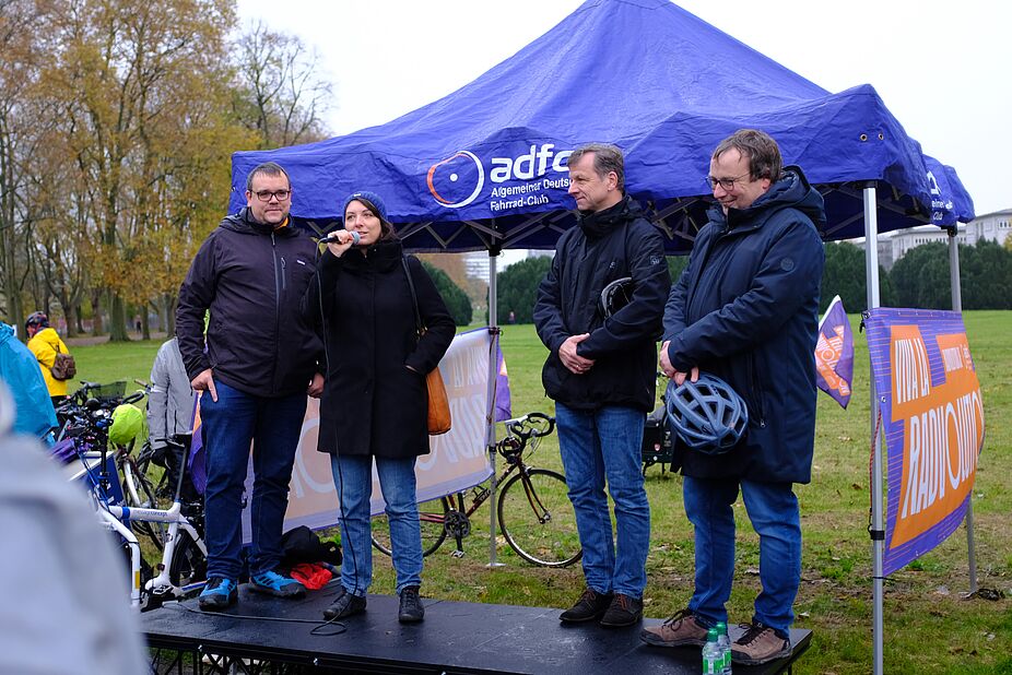 2023_11_RSV-Demo_ADFC-NRW__164_.JPG   Radschnellweg: Zeit gewinnen, sicher fahren!