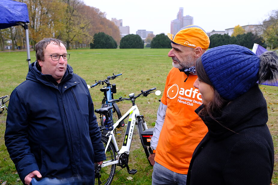2023_11_RSV-Demo_ADFC-NRW__198_.JPG  Radschnellweg: Zeit gewinnen, sicher fahren!