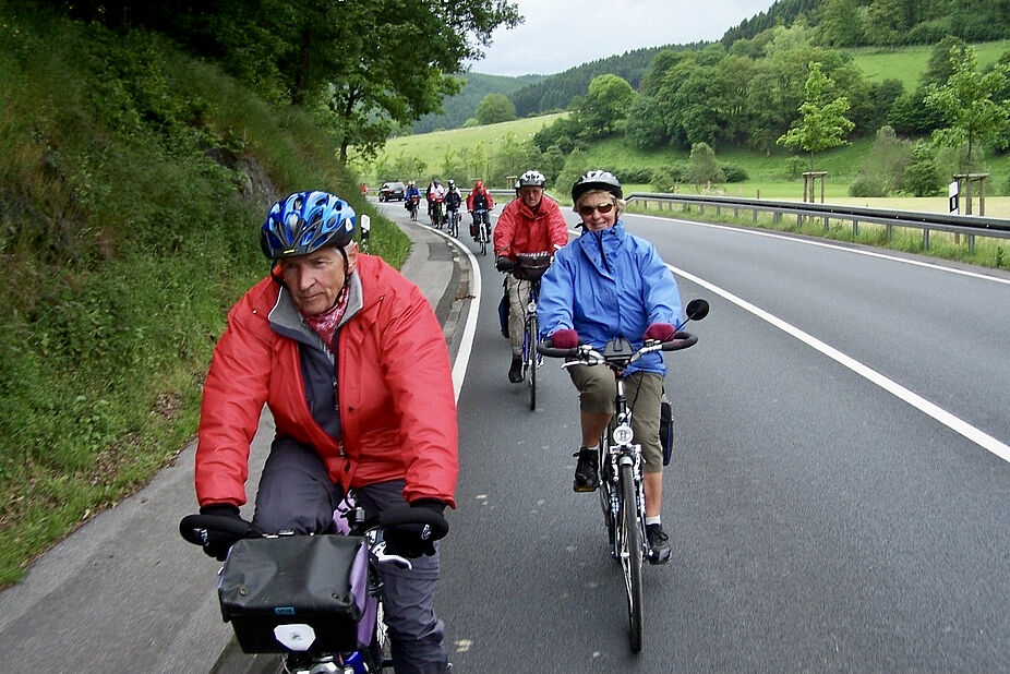 11.06.2005: Auf der Lenneroute unterwegs mit Tourenleiter Werner Kroll, Elisabeth Hegmann und Günther Behrends ADFC