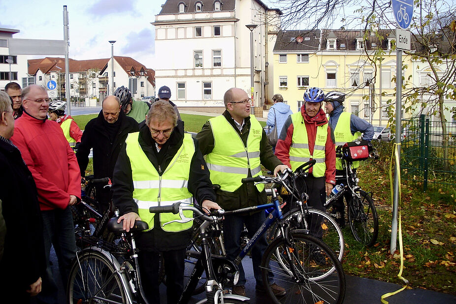 06.11.2009: Eröffnung des Bahntrassenradweges, dabei: Paul Peter Ahrens (ehem. BM Iserlohn), Michael Esken (ehem. BM Hemer) und Werner Kroll. ADFC