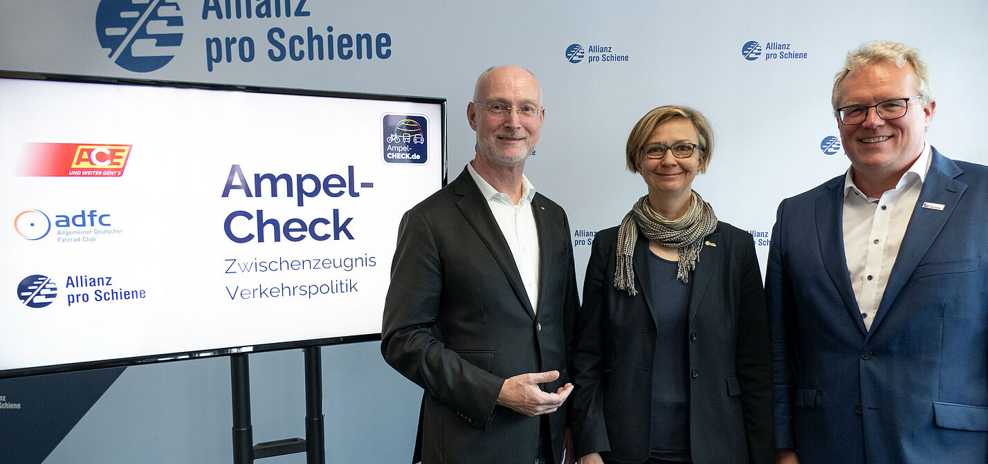 Stefan Heimlich vom ACE, Angela Kohls vom ADFC und Dirk Flege von der Allianz pro Schiene (v.l.) geben der Ampel-Koalition die Gesamtnote 4. Stefan Heimlich vom ACE, Angela Kohls vom ADFC und Dirk Flege von der Allianz pro Schiene (v.l.) geben der Ampel-Koalition die Gesamtnote 4.